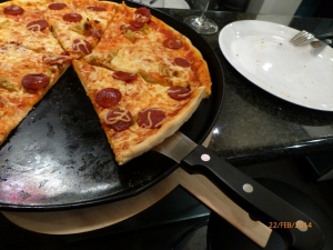 Pizzamesser_GASTRO_XL_Pizzastueck_vom_Blech_heben